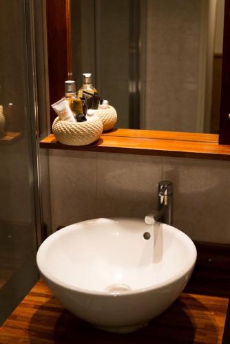 un lavabo blanc dans une salle de bain avec un miroir dans l'établissement Résidence Signal Du Prorel - Studio lumineux · Au pied des pistes · Wifi gratuit & casier à skis MAE-0644, à Briançon