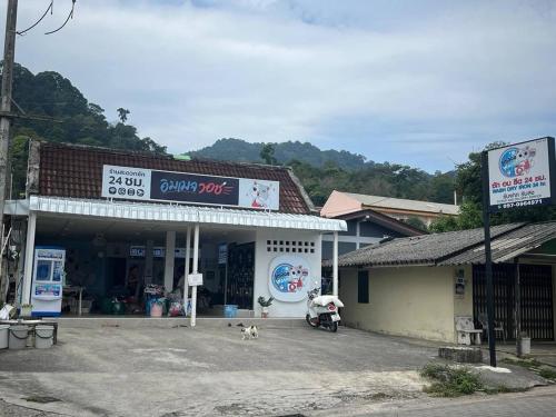 Pemandangan gunung umum atau pemandangan gunung yang diambil dari rumah percutian