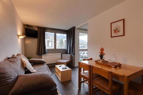 Résidence Les Melezes - Studio rénové · Accès pistes par navette · Parking extérieur MAE-0684