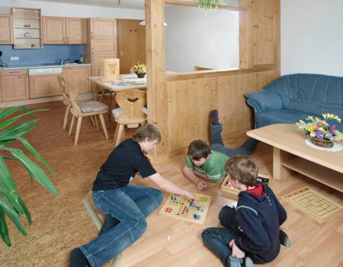 Bauernhof Sernerに滞在中の子供