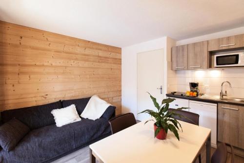 un salon avec un canapé et une table dans l'établissement Résidence Signal Du Prorel - Studio rénové · Accès direct aux pistes · Vue panoramique et wifi gratuit MAE-0764, à Briançon
