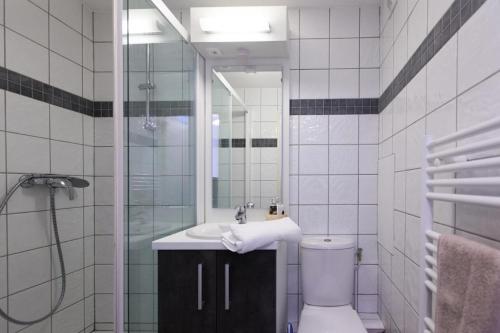 une salle de bain avec toilettes, lavabo et douche dans l'établissement Résidence Signal Du Prorel - Studio lumineux et rénové · Proche des pistes · Casier à skis et wifi gratuit MAE-0794, à Briançon
