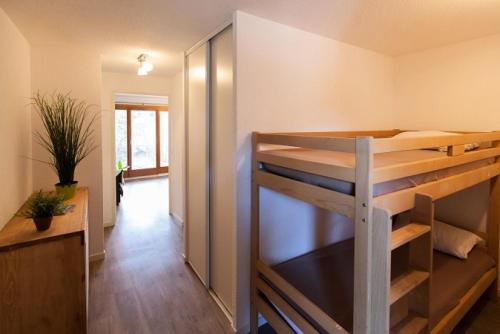 Cette chambre dispose de lits superposés et d'un couloir. dans l'établissement Résidence Signal Du Prorel - Studio lumineux avec balcon · Accès direct aux pistes · Coin montagne & wifi gratuit MAE-0814, à Briançon