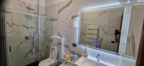 Un baño con ducha, inodoro y lavabo. en Casa Vacanze Profumo di Mare, en Bari