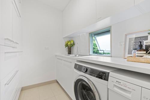 Η κουζίνα ή μικρή κουζίνα στο Modern Luxuries Guesthouse