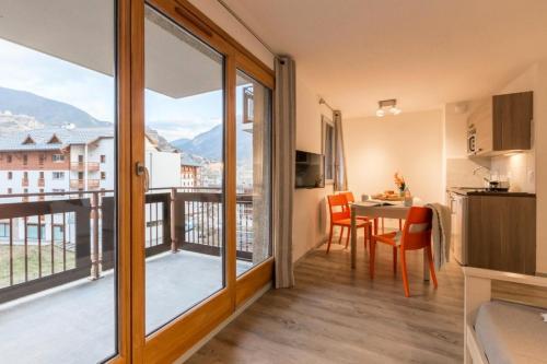 Ce petit appartement dispose d'un balcon avec une table et des chaises. dans l'établissement Résidence Signal Du Prorel - Studio entièrement rénové · Proche des pistes · Wifi gratuit & coin montagne MAE-0934, à Briançon