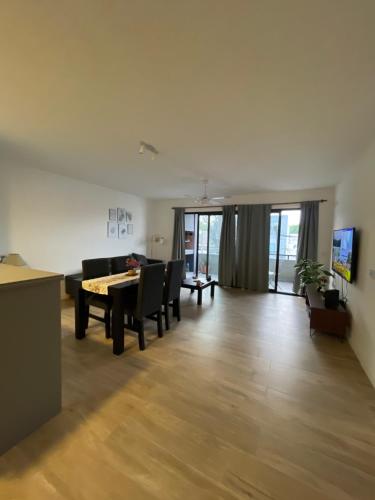 a living room with a table and a couch at Semi Piso centrico con cochera in San Isidro