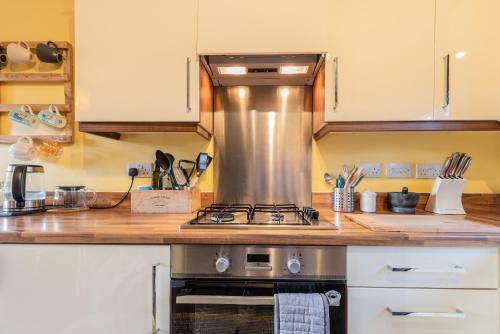 Una cocina o cocineta en Dee View Executive Stay