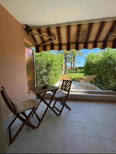 deux chaises et une table sur une terrasse dans l'établissement Studio du Sud, à Vallauris