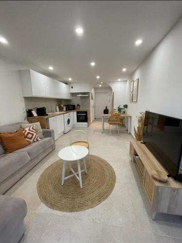 un salon avec un canapé et une table dans l'établissement Studio du Sud, à Vallauris