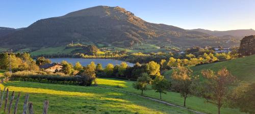 a view of a valley with a lake and a mountain at Casa Rural Urkulu Landetxea in Aretxabaleta