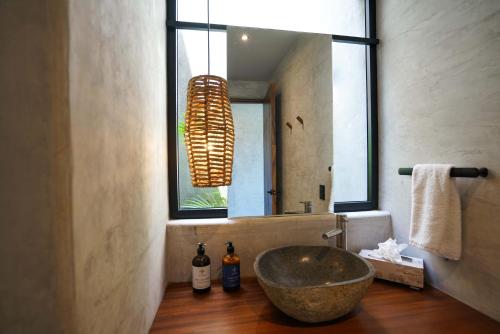 a bathroom with a bowl sink and a mirror at Witari Hotel Boutique in San Francisco