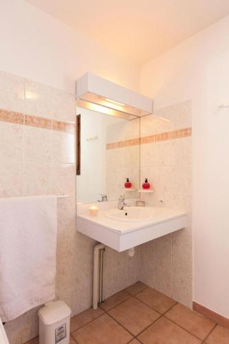 une salle de bain avec un lavabo blanc et un miroir dans l'établissement Chalets Jardin Alpin - Chalet mitoyen triplex tout confort · Accès pistes par navette · WIFI gratuit · Terrasse · Vue dégagée MAE-4764, à La Salle Les Alpes