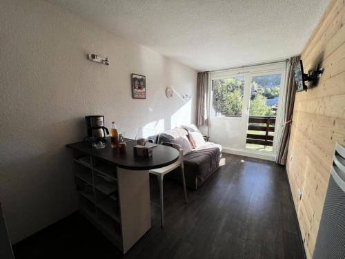 Résidence Les Melezes - Studio rénové avec parking extérieur · Accès pistes par navette MAE-1054