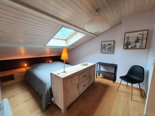 une chambre avec un lit, un bureau et une fenêtre dans l'établissement Résidence Grand Serre Che A - Appartement rénové et spacieux · Accès pistes par navette · Linge ménage et Wifi inclus MAE-4754, à La Salle Les Alpes