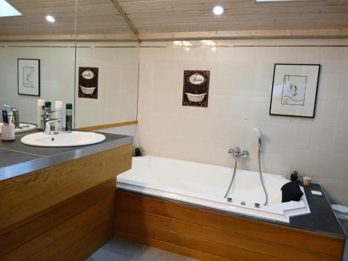 une salle de bain avec une baignoire et un lavabo dans l'établissement Résidence Grand Serre Che A - Appartement rénové et spacieux · Accès pistes par navette · Linge ménage et Wifi inclus MAE-4754, à La Salle Les Alpes