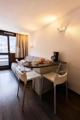 une pièce avec une table, des chaises et un lit dans l'établissement Résidence Les Melezes - Studio rénové & chaleureux · Accès pistes par navettes · Parking extérieur MAE-1104, à Champcella