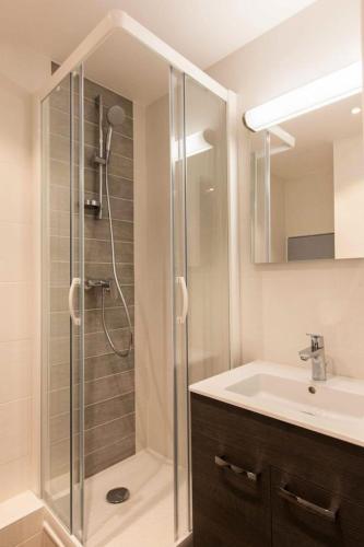 une salle de bain avec douche et lavabo dans l'établissement Résidence Les Melezes - Studio rénové & chaleureux · Accès pistes par navettes · Parking extérieur MAE-1104, à Champcella
