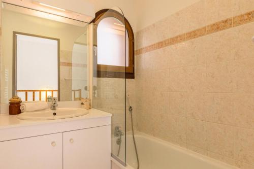 une salle de bain avec un lavabo et une douche dans l'établissement Chalets Jardin Alpin - Chalet mitoyen duplex lumineux · Accès pistes par navette · Wifi gratuit · vue dégagée MAE-4794, à La Salle Les Alpes