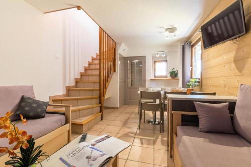 un salon avec un canapé et une table dans l'établissement Chalets Jardin Alpin - Chalet mitoyen duplex confortable · Accès pistes par navette · Wifi gratuit · vue dégagée MAE-4834, à La Salle Les Alpes