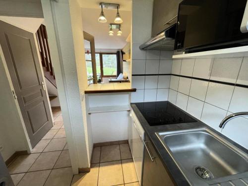 une petite cuisine avec un évier et un comptoir dans l'établissement Chalets Jardin Alpin - Chalet mitoyen duplex confortable · Accès pistes par navette · Wifi gratuit · vue dégagée MAE-4834, à La Salle Les Alpes