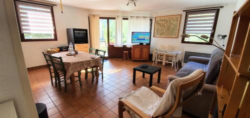 Photo de la galerie de l'établissement Résidence Grand Serre Che A - BEAU 3 PIECES 6 PERS REZ DE JARDIN EXPOSE SUD EST MAE-4884, à La Salle Les Alpes