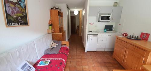 a small kitchen with a couch in a room at Résidence Grand Serre Che A - STUDIO COIN MONTAGNE 4 PERS MAE-4894 in La Salle Les Alpes