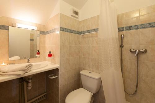 une salle de bain avec toilettes, lavabo et douche dans l'établissement Chalets Jardin Alpin - Chalet mitoyen triplex rénové · Accès pistes par navette · Wifi gratuit MAE-4974, à La Salle Les Alpes