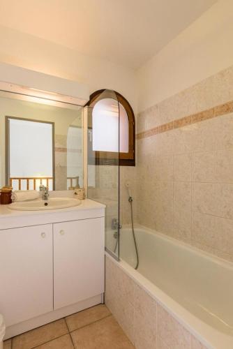 une salle de bain avec un lavabo, une douche et une baignoire dans l'établissement Chalets Jardin Alpin - Chalet mitoyen triplex · Accès pistes par navette · WIFI gratuit MAE-4984, à La Salle Les Alpes
