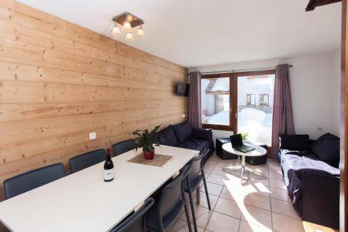 un salon avec un canapé et une table dans l'établissement Chalets Jardin Alpin - Chalet mitoyen entièrement rénové · Accès pistes par navette · Terrasse & wifi gratuit MAE-5044, à La Salle Les Alpes