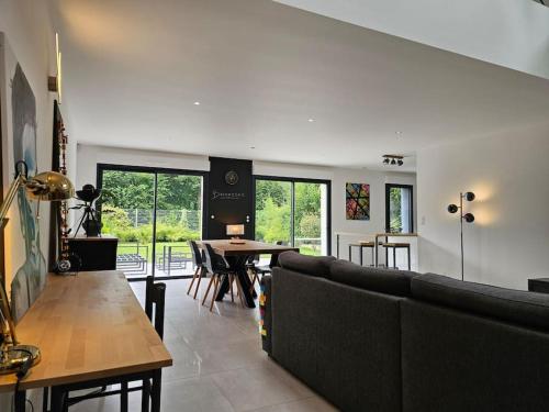 un salon avec un canapé et une table dans l'établissement La villa Lumière, à Orgères