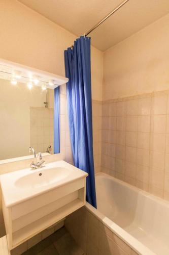 une salle de bain avec un lavabo, une baignoire et une douche dans l'établissement Résidence Jardin Alpin Edelweiss - Studio confortable · Accès pistes par navette · Casier à skis privatif MAE-5064, à La Salle Les Alpes