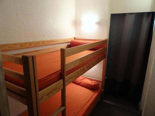 une petite pièce avec deux lits superposés dans l'établissement Résidence Concorde V - Studio avec coin montagne · Accessible PMR · Proche des remontées mécaniques · Casier à skis MAE-5054, à La Salle Les Alpes