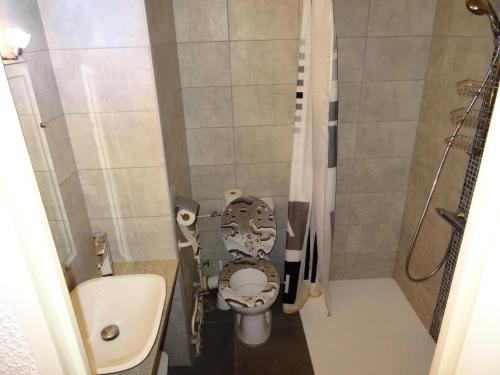 une petite salle de bain avec toilettes et lavabo dans l'établissement Résidence Concorde V - Studio avec coin montagne · Accessible PMR · Proche des remontées mécaniques · Casier à skis MAE-5054, à La Salle Les Alpes