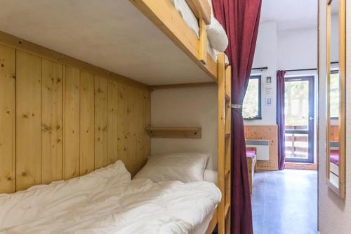 Ce lit se trouve dans un dortoir doté de lits superposés et d'une échelle. dans l'établissement Résidence Bouquetins A - Studio mezzanine de 35m2 pour 6 personnes MAE-7804, à Montvalezan