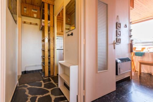 Cette petite chambre comprend un placard et une porte. dans l'établissement Résidence Les Chavonnes - Appartement 2 pièces de 43m² pour 5/6 personnes MAE-7824, à Montvalezan