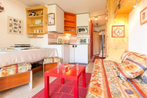 Il dispose d'une cuisine et d'un salon avec un canapé et une table. dans l'établissement Résidence Le Valaisan I - Appartement 2 pièces de 32 m² pour 4 personnes MAE-7874, à Montvalezan