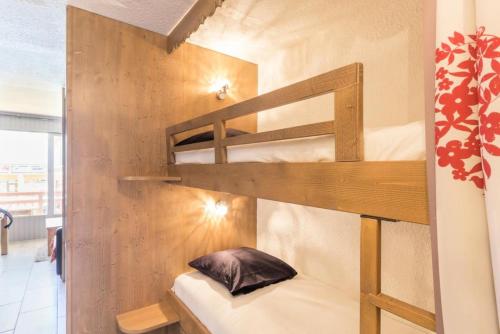 Cette chambre comprend 2 lits superposés avec un oreiller. dans l'établissement Les Chalets De La RosiÈre - Studio de 25m² pour 4 personnes MAE-8004, à Montvalezan