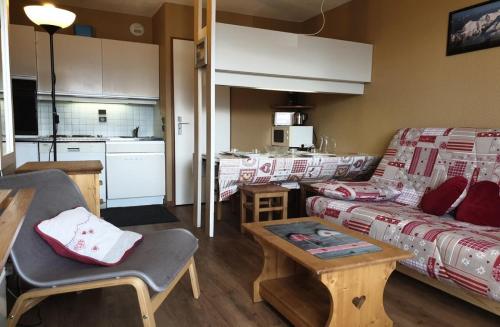 un salon avec un canapé et une table et une cuisine dans l'établissement Résidence La Vanoise - Appartement 2 pièces de 31m² pour 5 personnes MAE-8134, à Montvalezan
