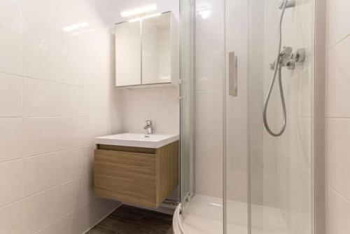 une salle de bain blanche avec un lavabo et une douche dans l'établissement Résidence La Vanoise - Appartement 2 pièces de 50m² pour 6 personnes MAE-8164, à Montvalezan