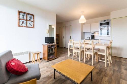 un salon avec un canapé et une salle à manger dans l'établissement Résidence La Vanoise - Appartement 2 pièces de 50m² pour 6 personnes MAE-8164, à Montvalezan