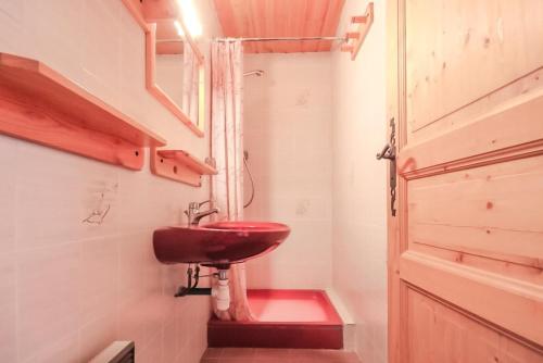 a bathroom with a red sink and a shower at Chalet Digitale - Appartement en Chalet 10 personnes MAE-8234 in Montvalezan