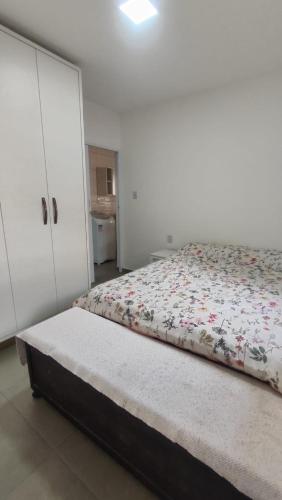 a bedroom with a bed and white cabinets at Ótimo e bem localizado - Centro do Mar Grosso - Laguna in Laguna