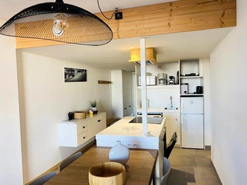 O bucătărie sau chicinetă la Résidence Varet 2 - Appartement rénové 3 pièces 7 personnes MAE-7834