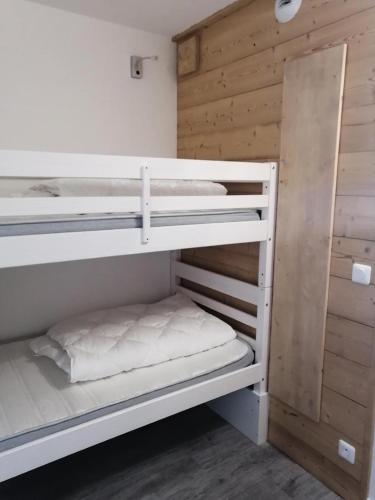 quelques lits superposés dans une chambre dans l'établissement Résidence Varet 2 - Appartement rénové 3 pièces 7 personnes MAE-7824, à Arc 2000