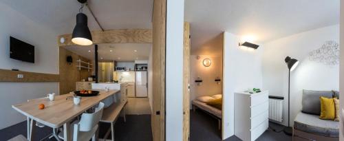 - deux vues sur une cuisine et un salon dans l'établissement Résidence Varet 2 - Appartement 3 pièces 6-7 personnes Varet MAE-7864, à Arc 2000