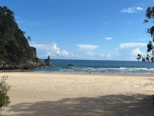 einen Strand mit Meerblick in der Unterkunft El rincón del Rosal 15B08 in Tresgrandas