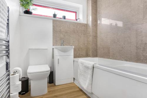 a bathroom with a toilet and a tub and a sink at Villa Casa in Birmingham