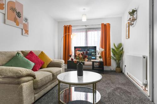 a living room with a couch and a table at Villa Casa in Birmingham