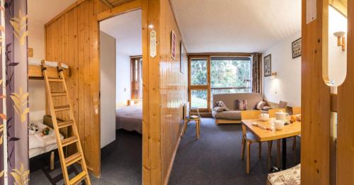 Habitación con litera y sala de estar. en Résidence Nova 1 - Appartement 2 pièces 6 personnes proche des pistes MAE-7984, en Arc 1800
